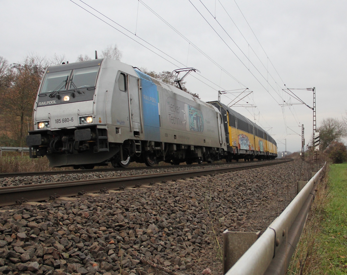185 680-6  Lecker Technik  mit ARS-Autotransportzug in Fahrtrichtung Süden. Aufgenommen am 27.11.2013 in Wehretal-Reichensachsen.