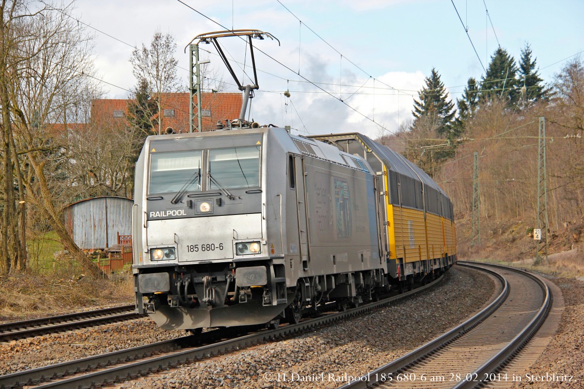 185 680-6  lecker Technik  Railpool mit Autotransportzug in Sterbfritz, Februar 2014.