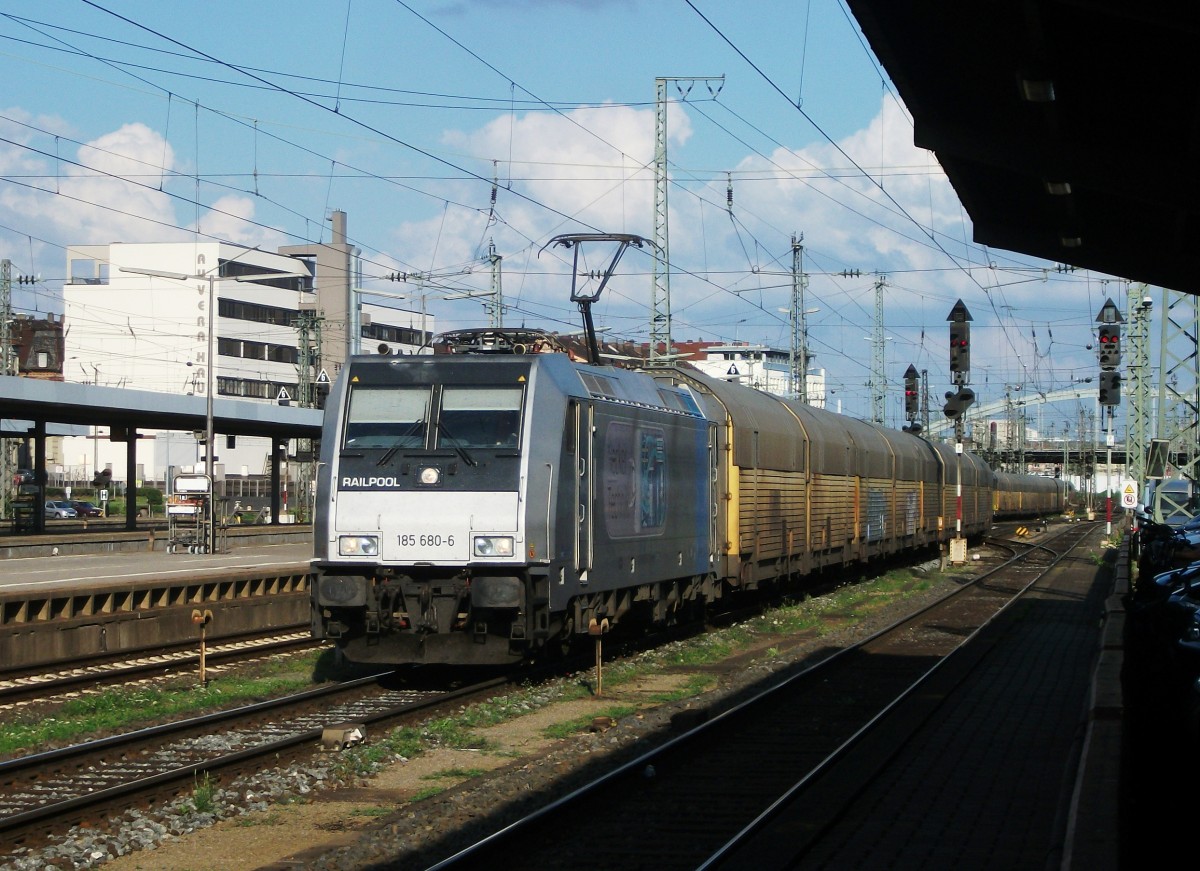 185 680-6  lecker Technik  zieht am 10.August 2013 einen ARS Altmann Autozug durch Wrzburg Richtung Gemnden.