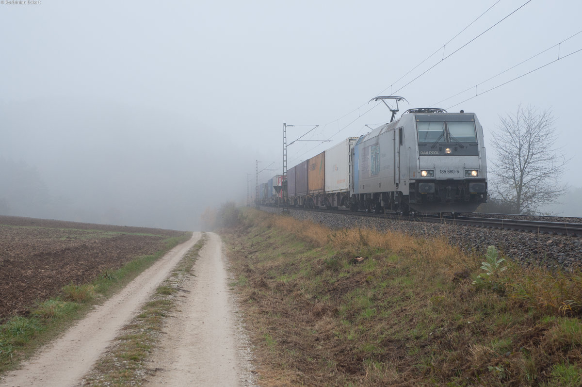 185 680-6 mit einem Containerzug bei Parsberg Richtung Regensburg, 04.11.2016