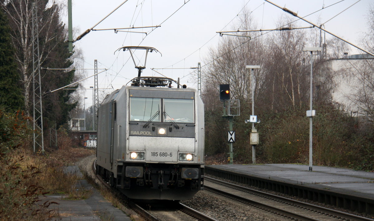 185 680-6 von Railpool kommt als Lokzug aus Mönchengladbach-Hbf nach Aachen-West und kommt aus Richtung Mönchengladbach-Hbf,Rheydt-Hbf,Wickrath,Beckrath,Herrath und fährt durch Erkelenz in Richtung Baal,Hückelhoven-Baal,Brachelen,Lindern,Süggerrath,Geilenkirchen,Frelenberg,Zweibrüggen,Übach-Palenberg,Rimburg,Finkenrath,Hofstadt,Herzogenrath, Kohlscheid,Richterich,Laurensberg,Aachen-West. 
Aufgenommen vom Bahnsteig 1 in Erkelenz. 
Bei Sonne und Wolken am Kalten Vormittag vom 15.12.2016.