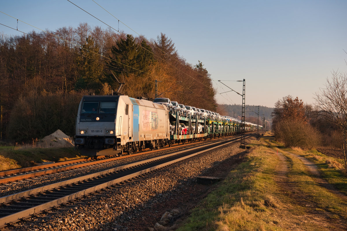 185 680  Lecker Technik  RTB-Cargo mit einem Autotransportzug bei Postbauer-Heng Richtung Nürnberg, 17.01.2020 
