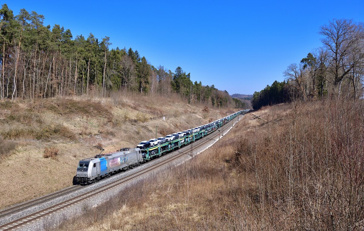 185 680 mit DGS 47142 am 24.03.2022 bei Sinngrün.