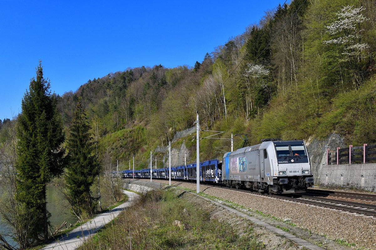 185 680 mit einem Autozug am 15.04.2019 bei Ingling. 