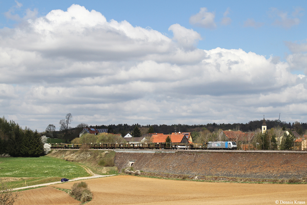 185 680 mit einem Autozug am 18.04.2015 bei Laaber.