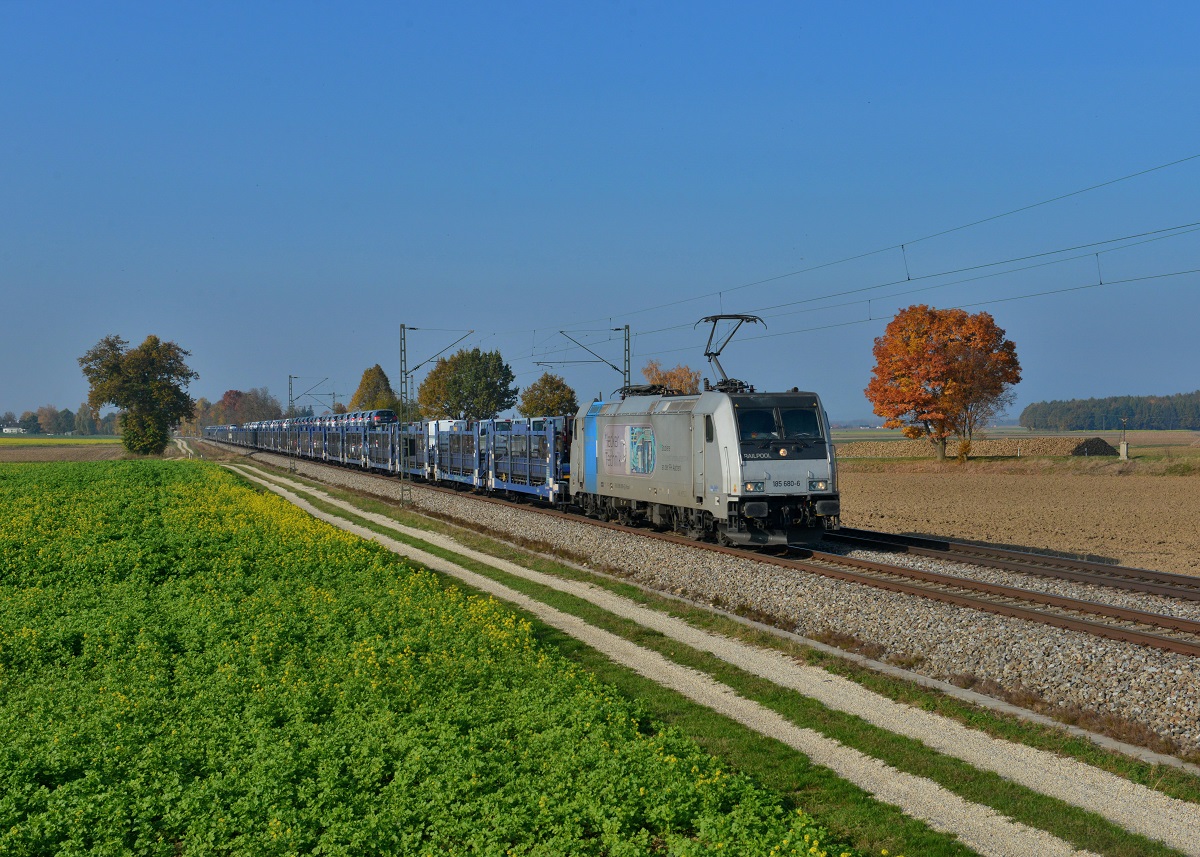 185 680 mit einem Autozug am 27.10.2015 bei Langenisarhofen.