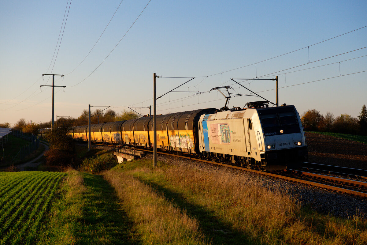 185 680 Railpool/RTB Cargo  Lecker Technik  mit einem ARS Altmann Autotransportzug bei Markt Bibart Richtung Nürnberg, 31.10.2020