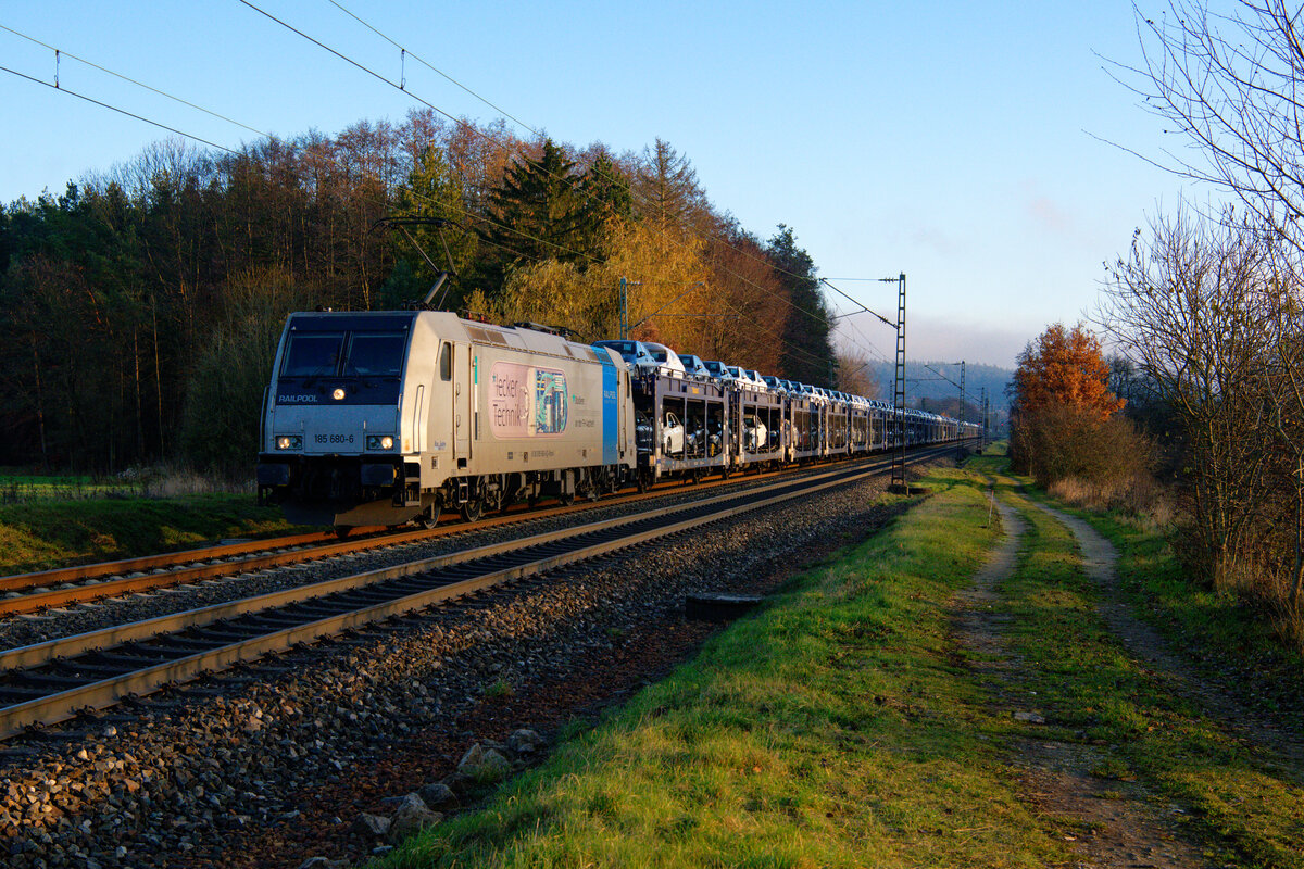 185 680 Railpool/RTB Cargo  Lecker Technik  mit einem Gefco Autotransportzug bei Postbauer-Heng Richtung Nürnberg, 27.11.2020
