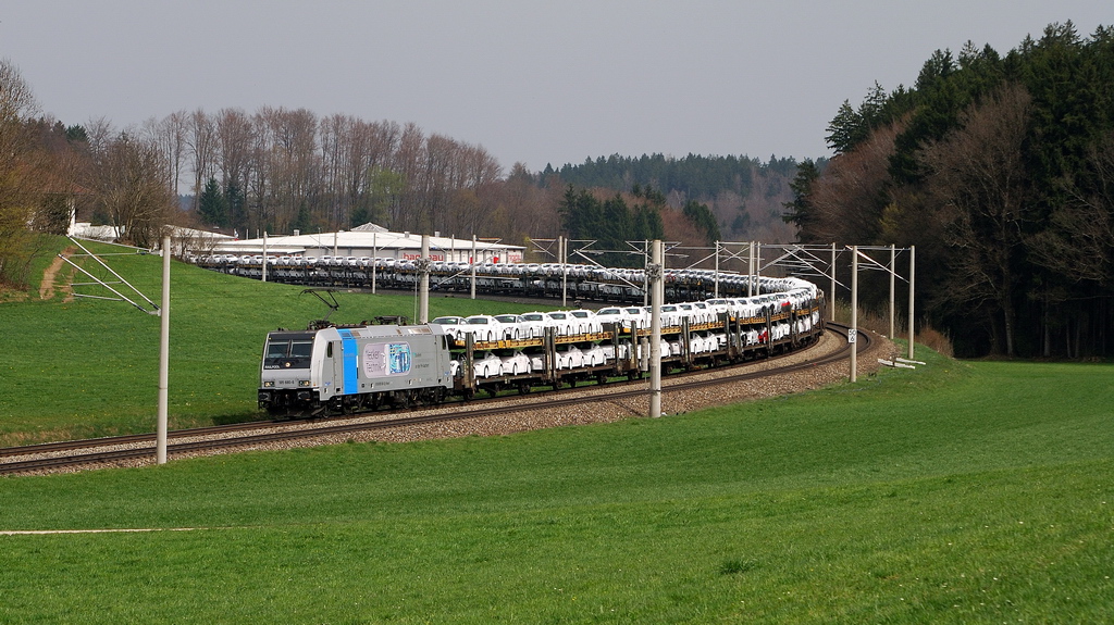 185 680 (RTB, Lecker Technik) mit Autozug bei Traunstein (01.04.2014)