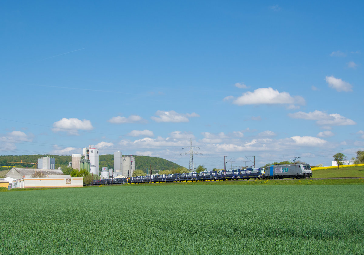 185 680 Ruhrtalbahn Cargo mit Autotransport Richtung Süden bei Karlstadt.(5.5.2016)