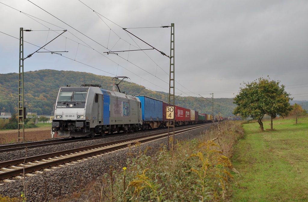 185 680 der Rurtalbahn mit einem Containerzug am 13.10.2013 bei Harrbach gen Wrzburg. 