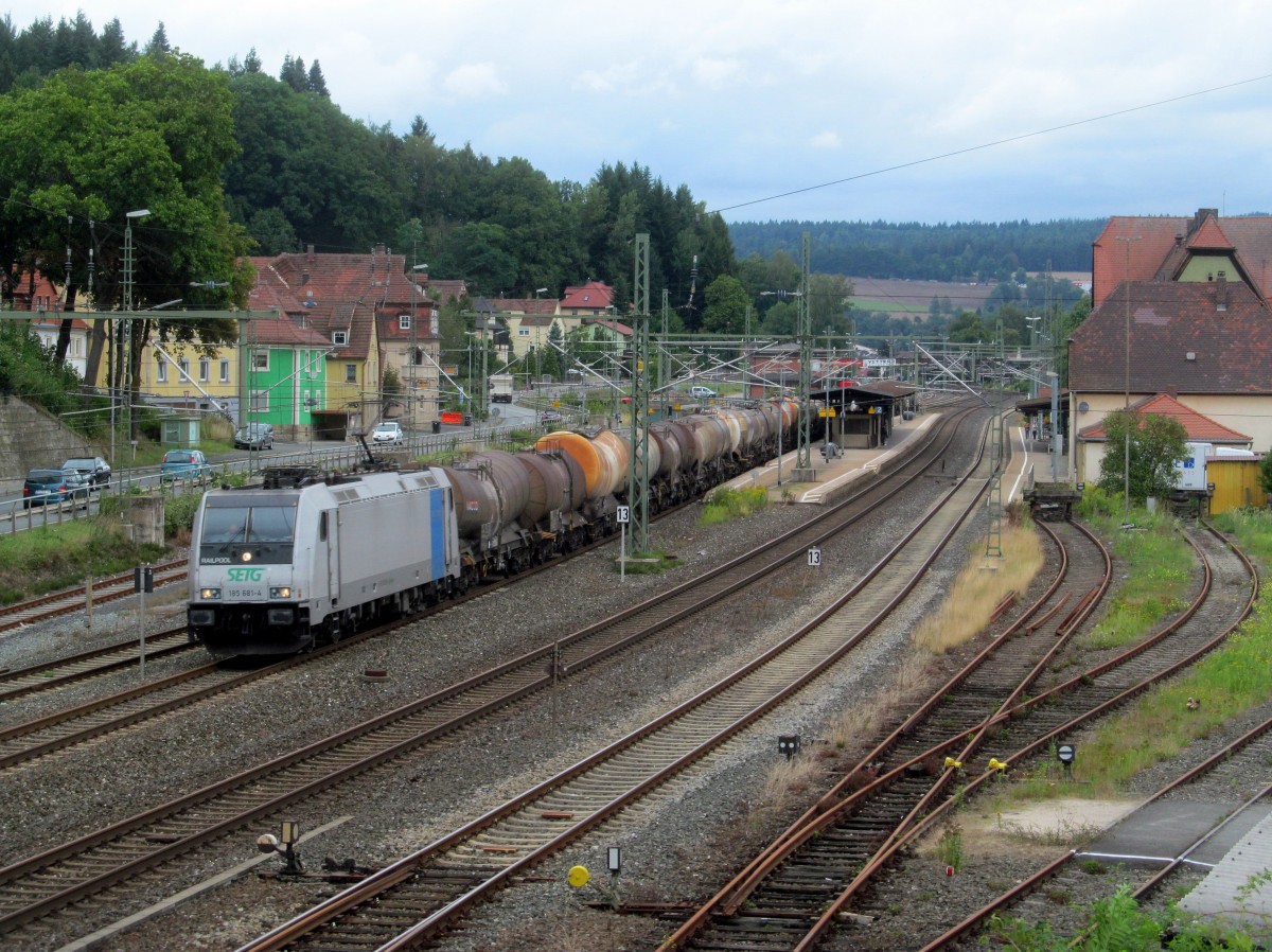 185 681-4 der SETG zieht am 18. August 2014 einen Kesselwagenzug durch Kronach in Richtung Lichtenfels.