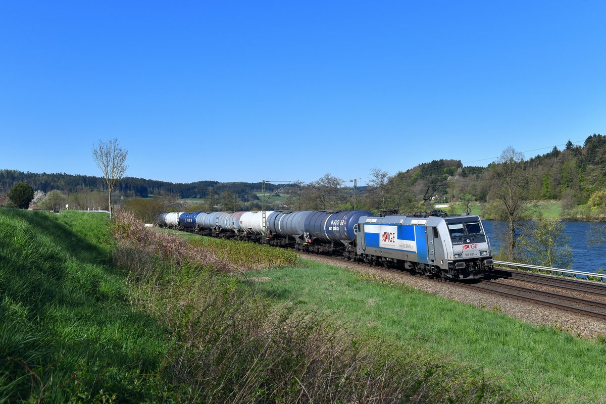 185 681 mit DGS 48959 am 19.04.2019 bei Sandbach. 