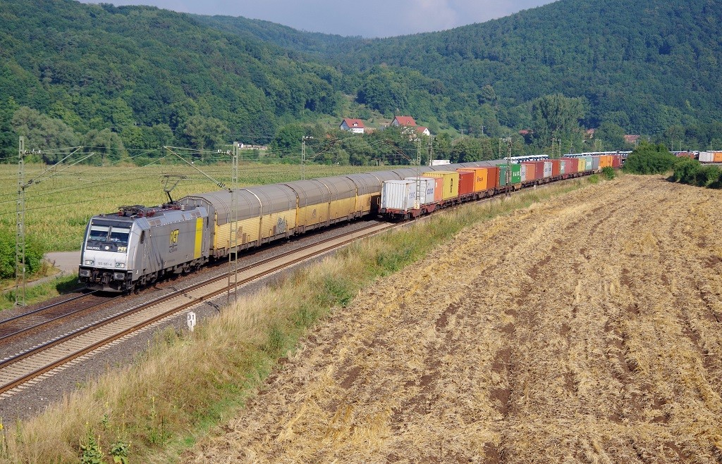 185 681 PCT Altmann mit ARS Altmann Autotransportwagenzug am 13.08.2013 bei Harrbach gen Wrzburg. 