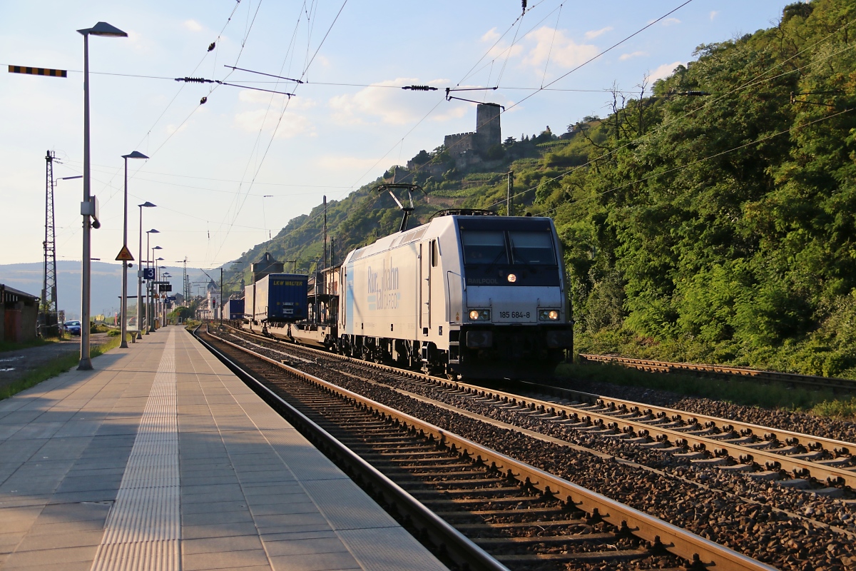 185 684-8 mit einem LKW-Walter Aufliegerzug in Fahrtrichtung Süden. Aufgenommen am 17.07.2014 in Kaub am Rhein.