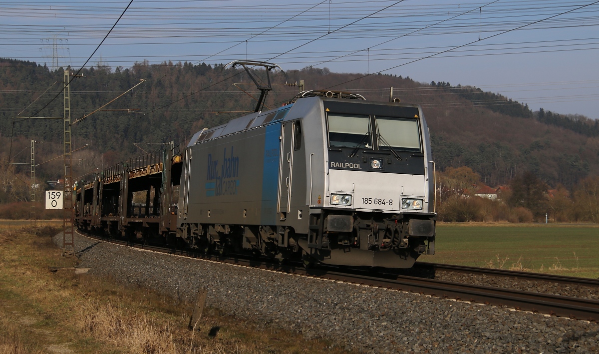 185 684-8 mit offenen ARS-Autotransportwagen in Fahrtrichtung Süden. Aufgenommen zwischen Mecklar und Ludwigsau-Friedlos am 14.02.2015.