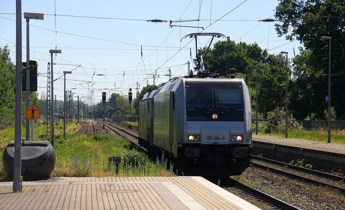 185 684-8 von Railpool und 193 230 von EEL/Rurtalbahn kommen als Lokzug aus Aachen-West nach Krefeld.
Aufgenommen vom Bahnsteig  4 von Viersen.
Bei Sommerwetter am  Mittag vom 27.5.2017.