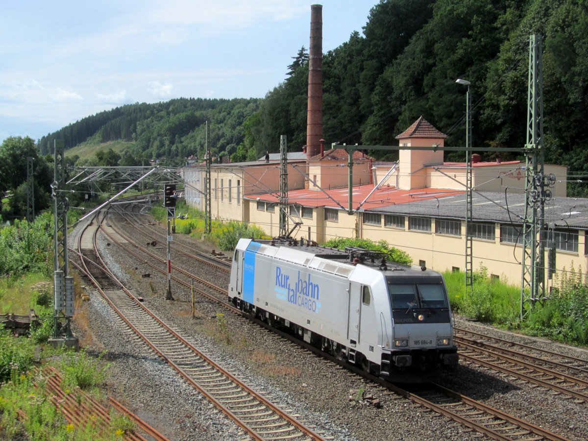 185 684-8 der Rurtalbahn durchfährt am 11. August 2014 solo den Bahnhof Kronach in Richtung Saalfeld.