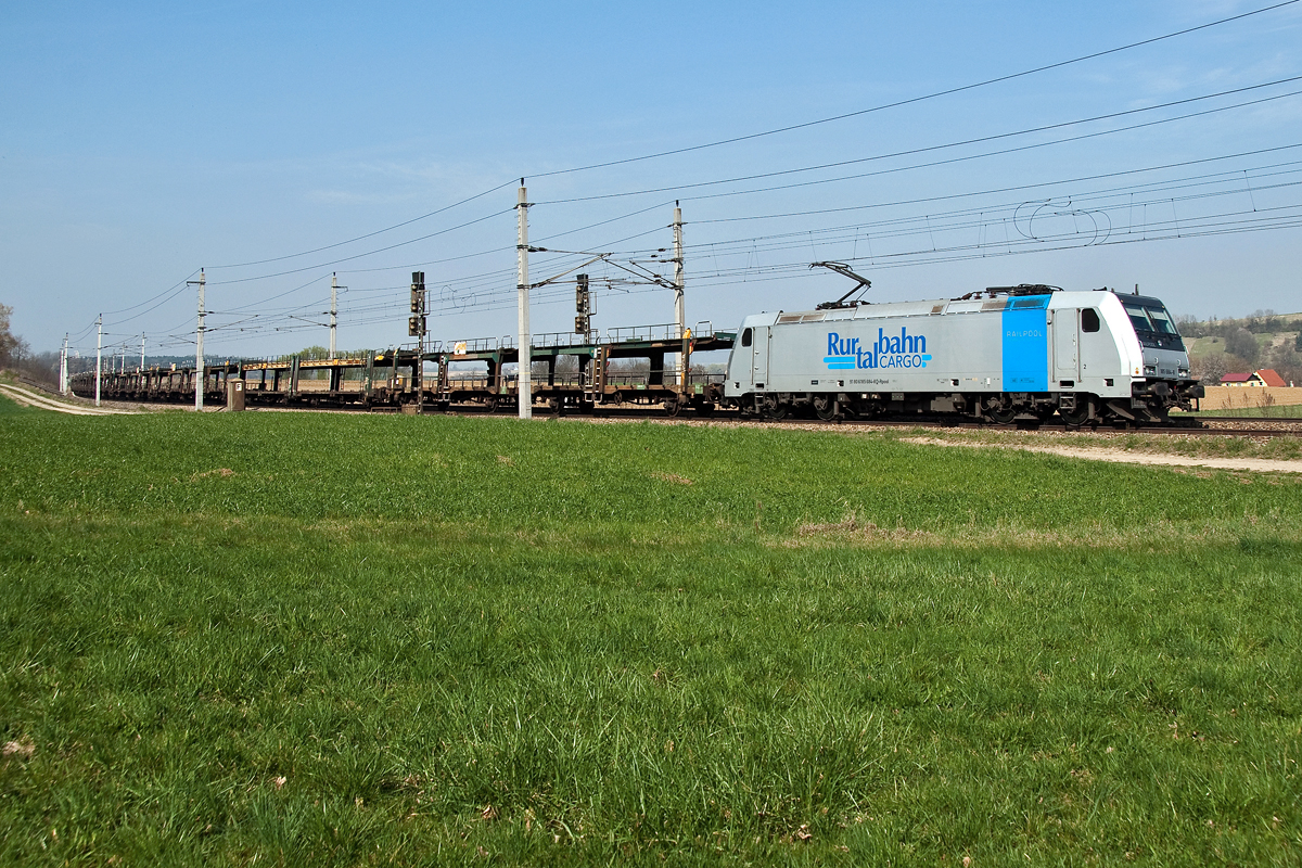 185 684 fährt mit einem leeren Autoganzzug an der Westbahn kurz vor Böheimkirchen in Richtung Wien entlang. Das Foto entstand am 30.03.2014.
