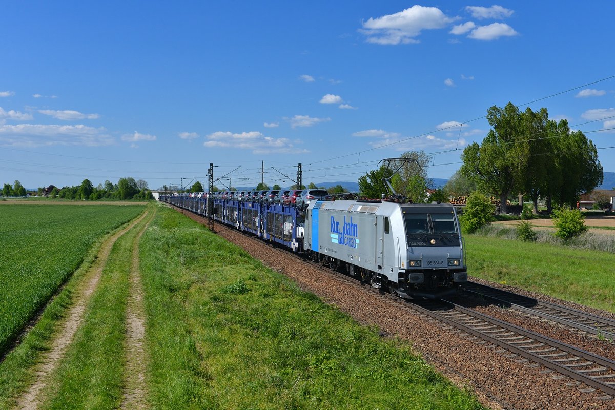 185 684 mit einem Autozug am 07.05.2016 bei Plattling.