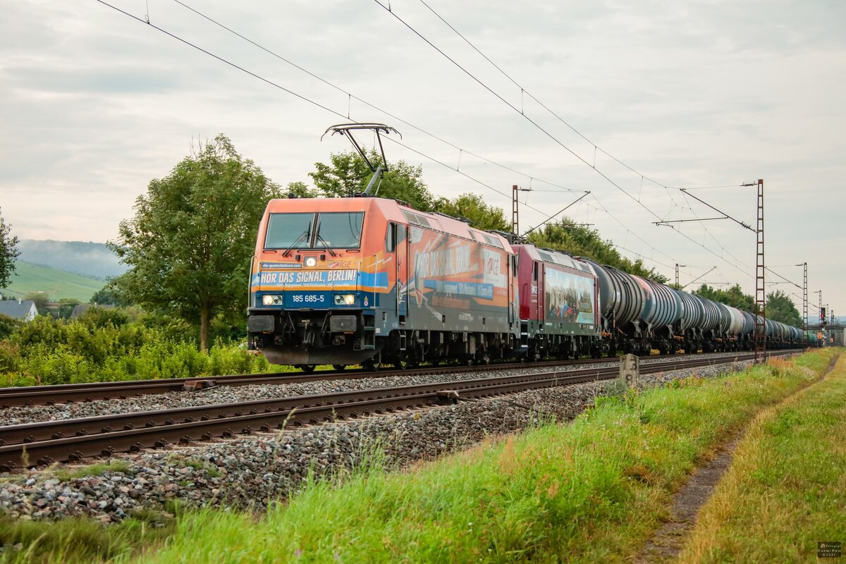 185 685-5  Hör das Signal, Berlin  & 482 047-8  Jim Knopf mit Kesselzug in Thüngersheim, August 2021.