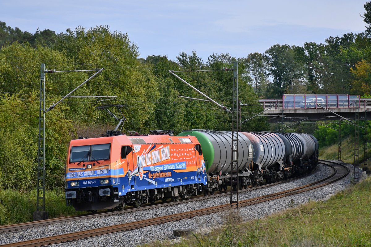 185 685-5 ist mit einem Kesselzug zwischen Regensburg und Nürnberg unterwegs, aufgenommen bei Laaber am 02.10.2020.