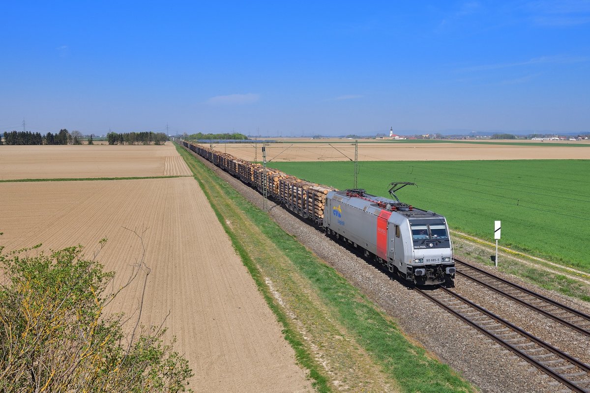 185 685 mit einem Holzzug am 17.04.2020 bei Stephansposching.