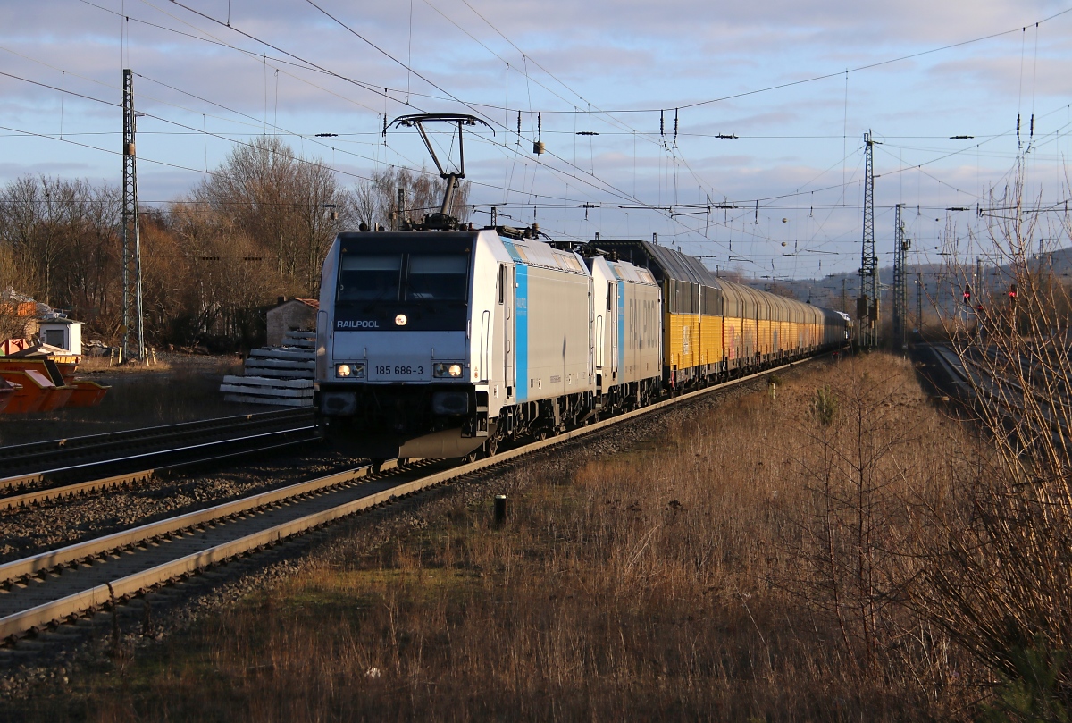 185 686-3 mit einer weiteren 185er als Wagenlok und einem ARS-Autotransportzug in Fahrtrichtung Süden. Aufgenommen am 14.02.2014 in Eichenberg.
