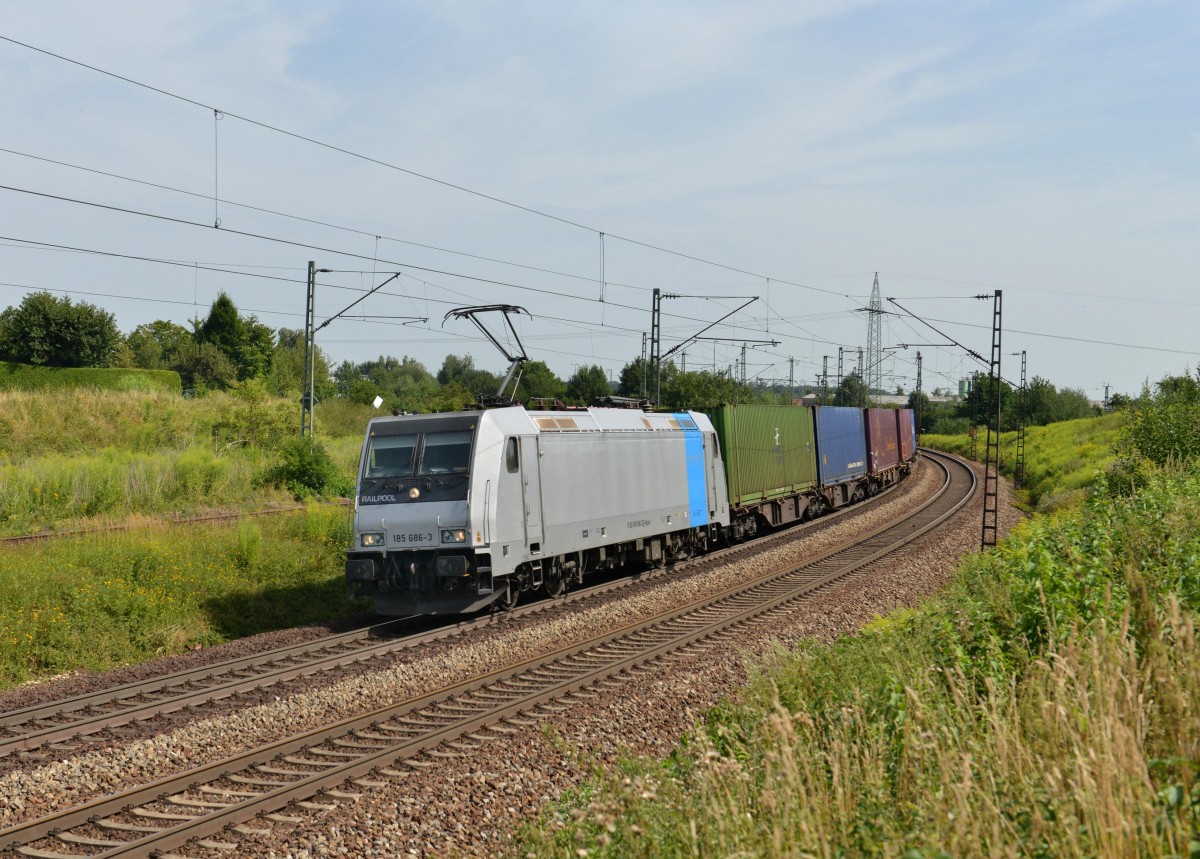 185 686 mit einem Containerzug am 07.08.2013 bei Plattling.