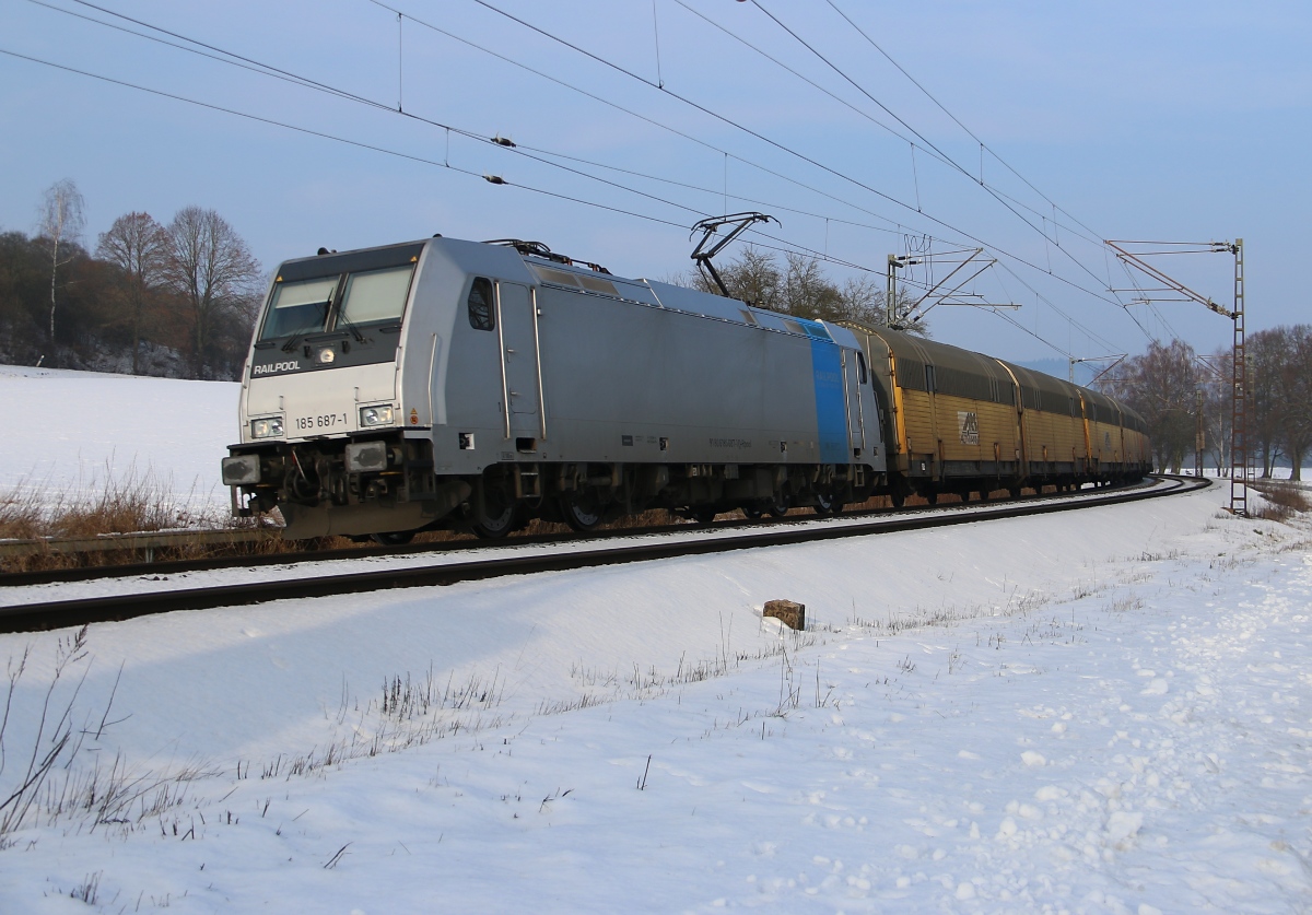 185 687-1 mit ARS-Autotransportzug in Fahrtrichtung Süden. Aufgenommen bei Niederhone am 30.01.2014.