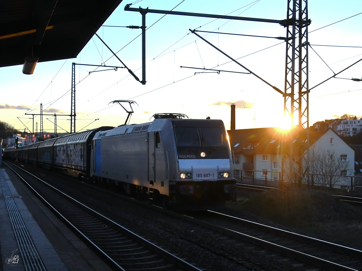 185 687-1 zog Mitte März 2021 einen gemischten Güterzug durch Wuppertal-Unterbarmen.