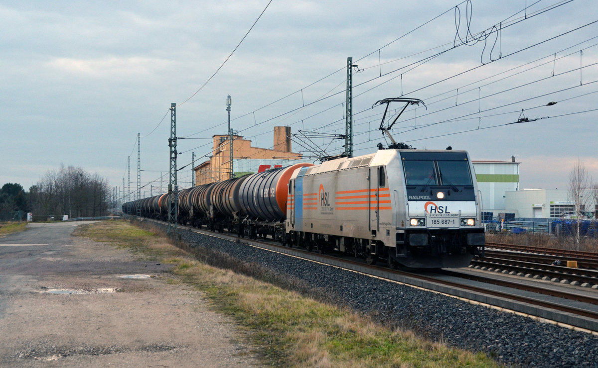 185 687 der HSL schleppte am 15.01.18 einen Kesselwagenzug durch Landsberg Richtung Bitterfeld.