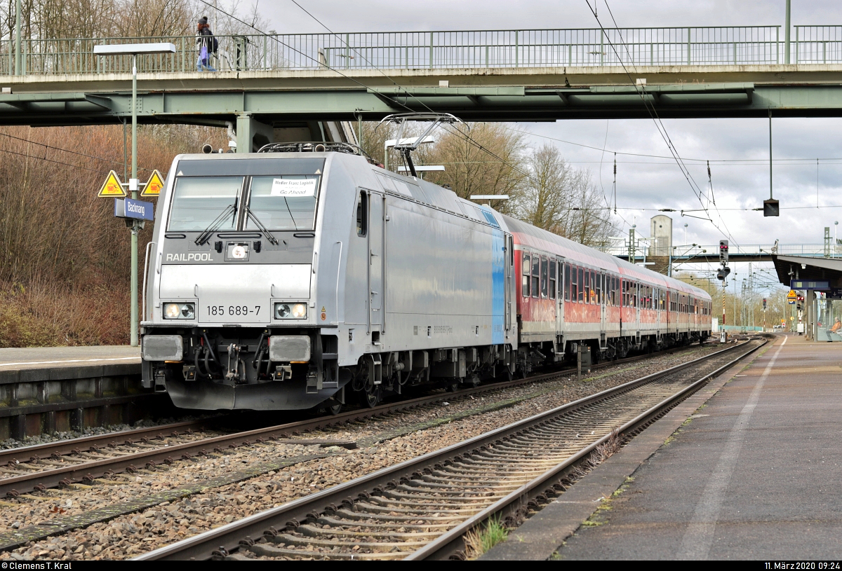 185 689-7 der Railpool GmbH, vermietet an die Wedler Franz Logistik GmbH & Co. KG (WFL), als RE 88671 (RE90) von Stuttgart Hbf nach Nürnberg Hbf, ersatzweise für die noch nicht einsatzbereiten Stadler FLIRT 3 XL der Go-Ahead Baden-Württemberg GmbH (GABW), steht im Bahnhof Backnang auf Gleis 4.
[11.3.2020 | 9:24 Uhr]