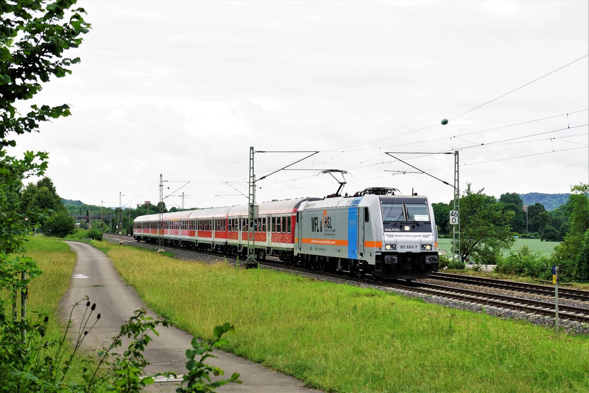 185 689-7 von WFL fährt am 15.06.2020 im Auftrag von Abellio den RE in Richtung Stuttgart.
Aufgenommen beim Haltepunkt Tübingen-Lustnau.