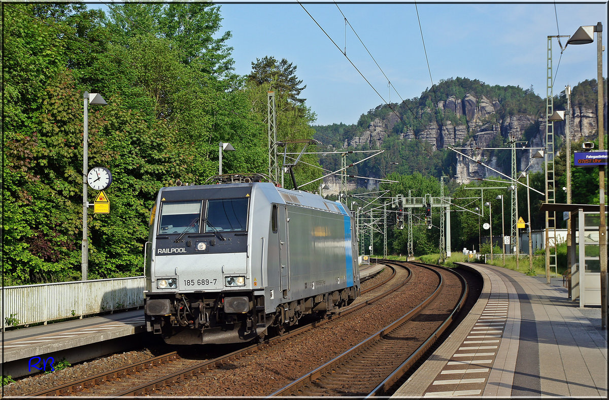 185 689 als LZ in Kurort Rathen auf dem Weg nach Bad Schandau. Aufgenommen am 23.05.2016