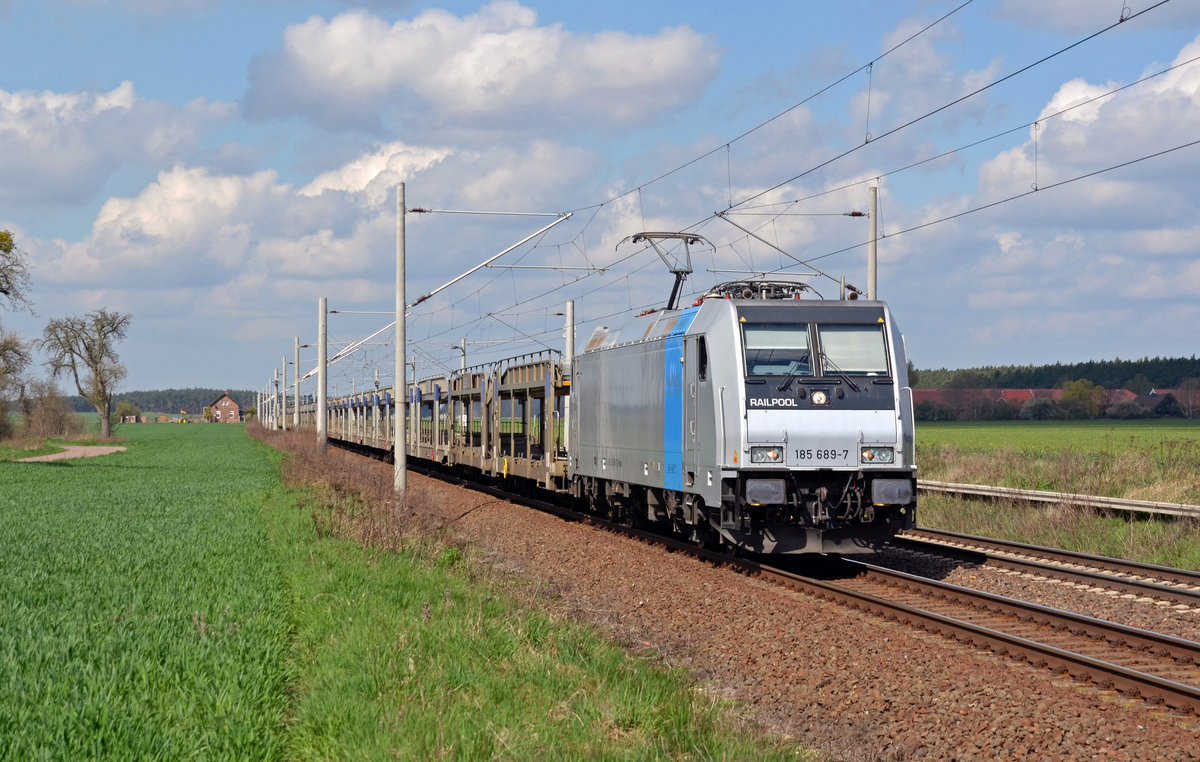 185 689, welche zur Zeit für HSL im Einsatz ist, zog am 08.04.16 einen leeren Autozug durch Rodleben Richtung Osten.