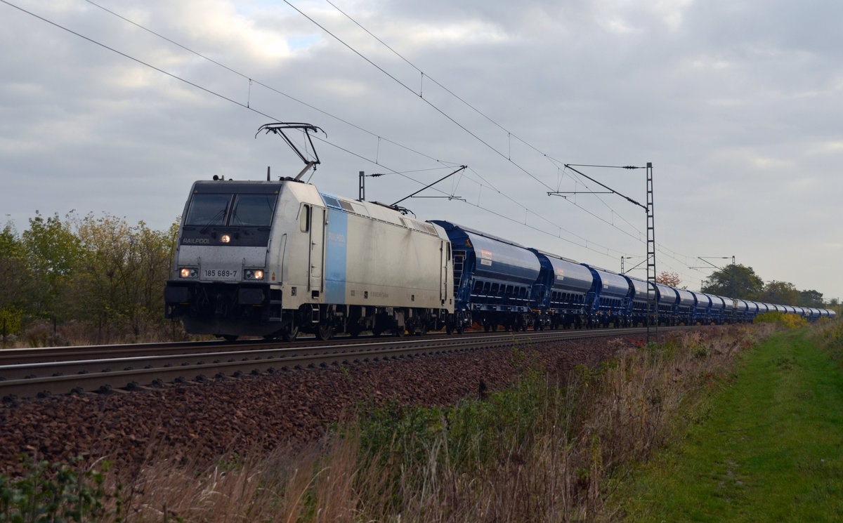 185 689, welche zur Zeit der Aufnahme für HSL im Einsatz war, schleppte am 29.10.16 einen Silozug durch Zeithain Richtung Falkenberg(E).