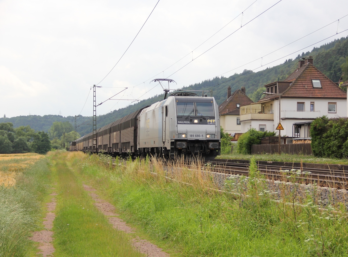 185 690-5 mit ARS-Autotransportzug in Fahrtrichtung Norden. Aufgenommen am 05.07.2013 in Ludwigsau-Friedlos. Gruß zurück an den Tf ;)