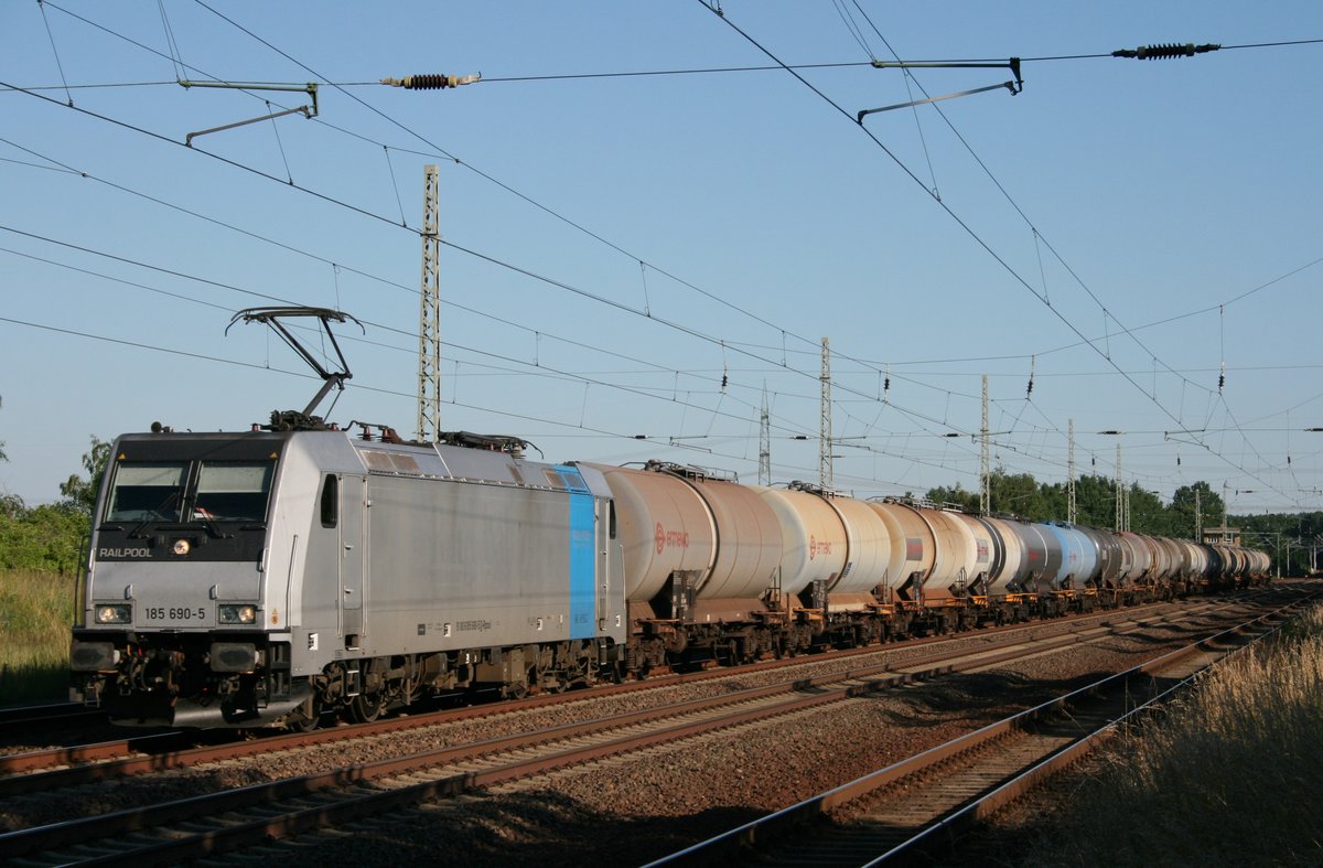 185 690 mit DGS 98669 (Bad Schandau Ost–Stendell) am 23.06.2016 in Luckau-Uckro, aufgenommen vom Bahnsteigende