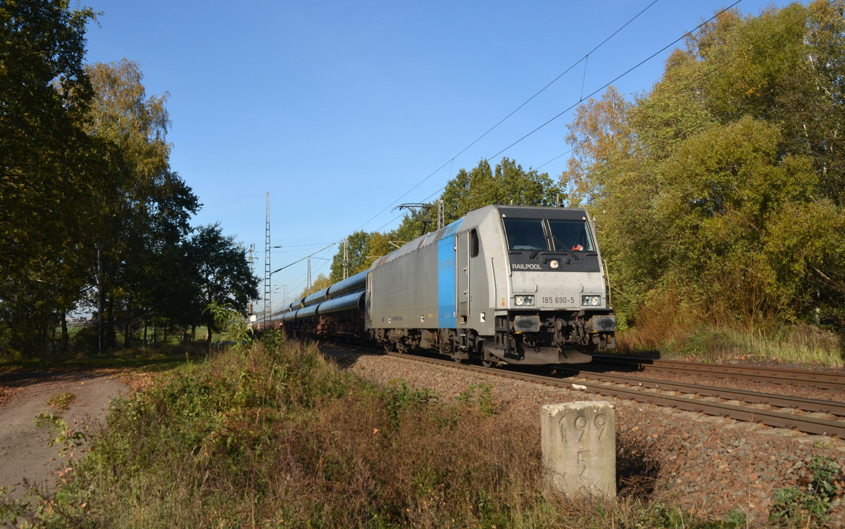 185 690 der Railpool führte am 31.10.19 einen Pipeline-Zug durch Wittenberg-Labetz Richtung Falkenberg(E).