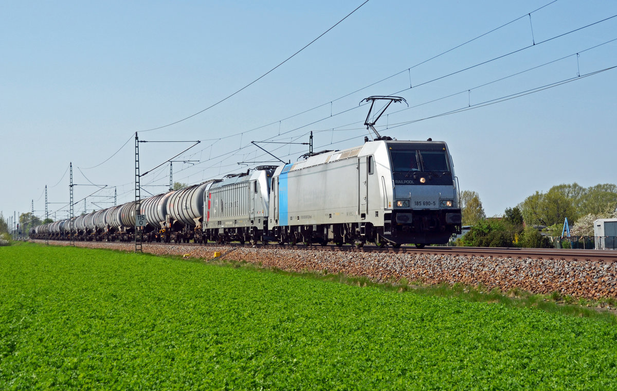 185 690 schleppte am 22.04.18 neben der Wagenlok 187 506 für die CTL einen Kesselwagenzug durch Gräfenhainichen Richtung Wittenberg.