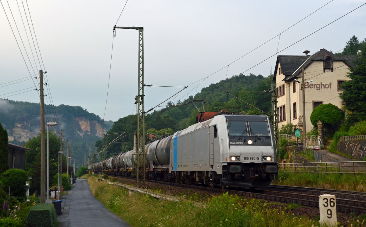 185 690 zog am Abend des 13.06.16 für die SETG einen Kesselwagenzug durch Stadt Wehlen Richtung Dresden.