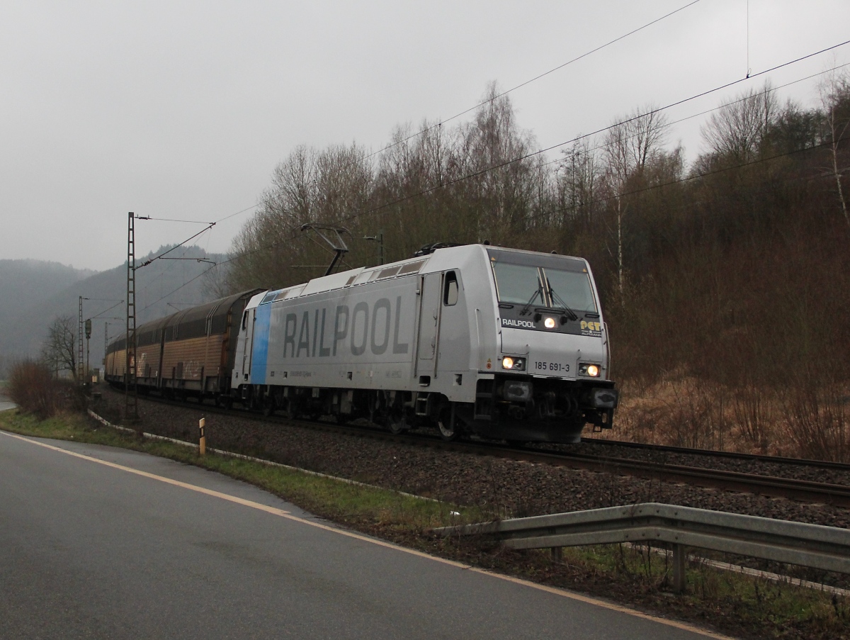 185 691-3 mit ARS-Autotransportzug in Fahrtrichtung Norden. Aufgenommen bei Kleinvach am 15.01.2014.