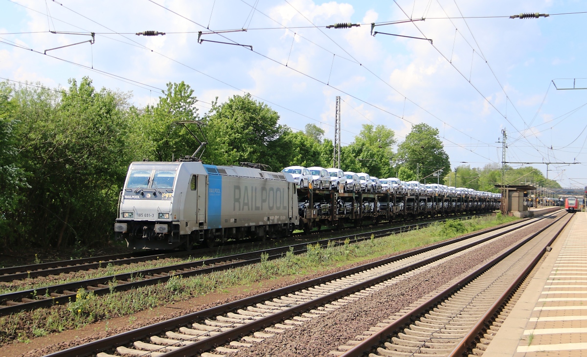 185 691-3 mit ARS-Autotransportzug in Fahrtrichtung Seelze. Aufgenommen am 29.04.2014 in Dedensen-Gümmer.