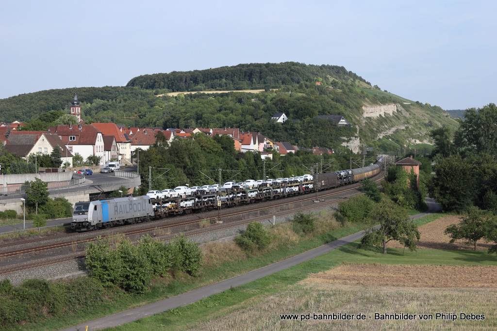 185 691-3 (PCT Altmann) fhrt am 15. August 2013 um 18:19 Uhr mit einem Gterzug durch Retzbach-Zellingen