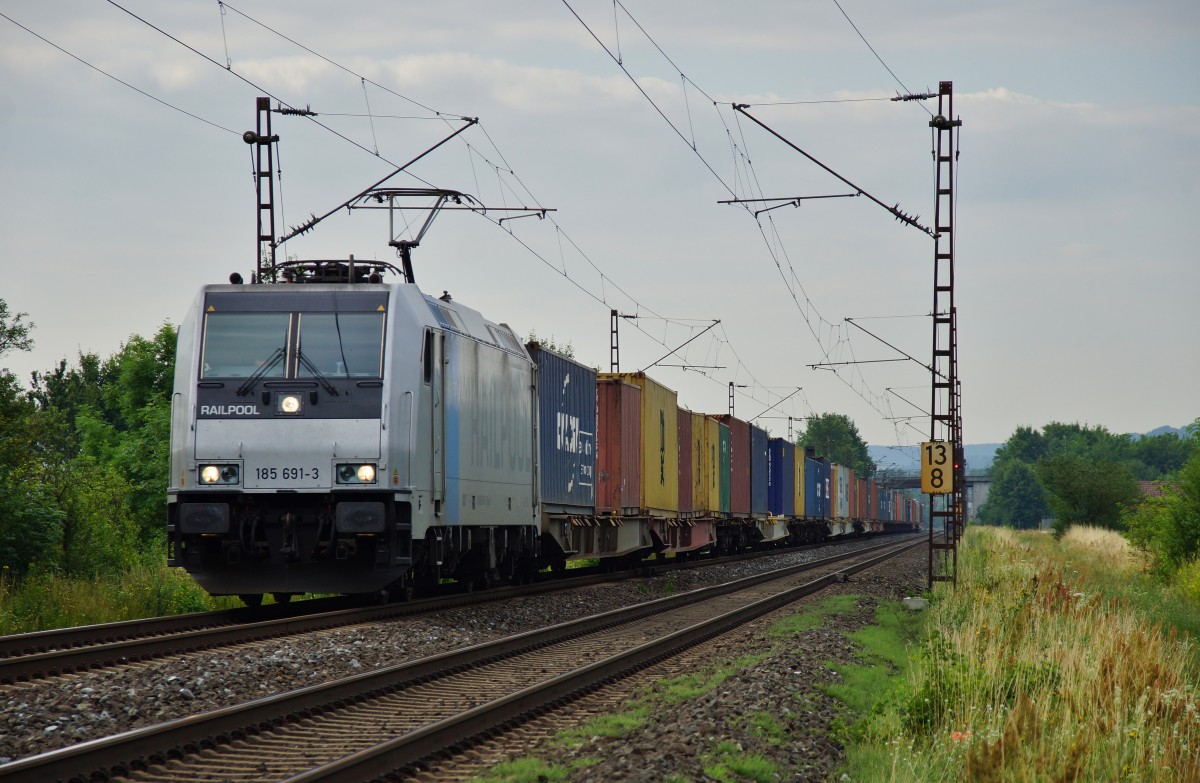 185 691-3 von RAILPOOL ist mit einen Containerzug Richtung Norden unterwegs bei Thüngersheim am 16.07.14.