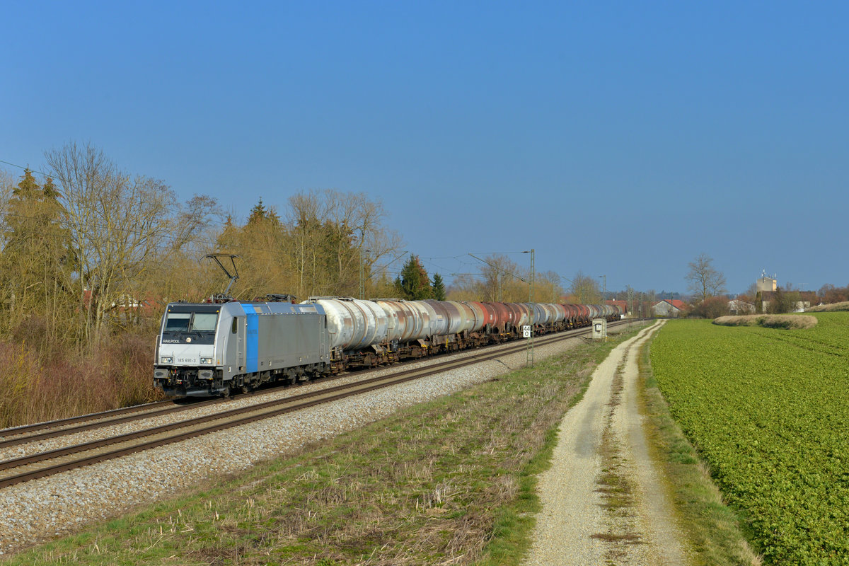 185 691 mit einem Kesselzug am 20.03.2016 bei Langenisarhofen. 