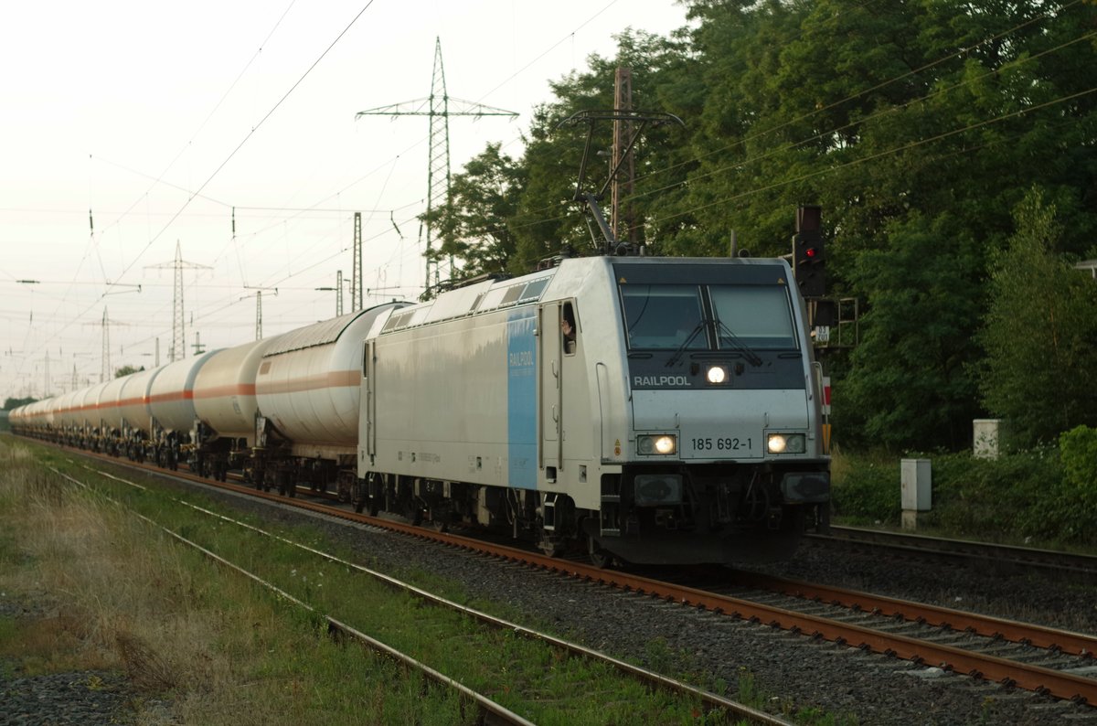 185 692-1 von Railpool durchfährt am Abend des 21. Juli 2017 den Bahnhof Lintorf mit einem Kesselwagenzug