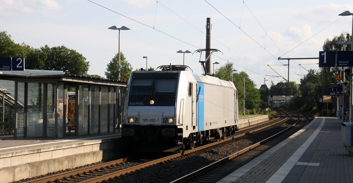 185 692-1 von Railpool kommt als Lokzug aus Aachen-West nach Neuss-Gbf und kommt aus Richtung Aachen-West,Laurensberg,Richterich,Kohlscheid,Herzogenrath,Palenberg,Zweibrüggen,Frelenberg,Geilenkirchen,Süggerrath,Lindern,Brachelen,Hückelhoven-Baal,Baal und fährt durch Erkelenz in Richtung Herrath,Beckrath,Wickrath,Rheydt-Hbf,Mönchengladbach-Hbf. 
Aufgenommen vom Bahnsteig 1 in Erkelenz. 
Bei Sommerwetter am Abend vom 21.7.2017.