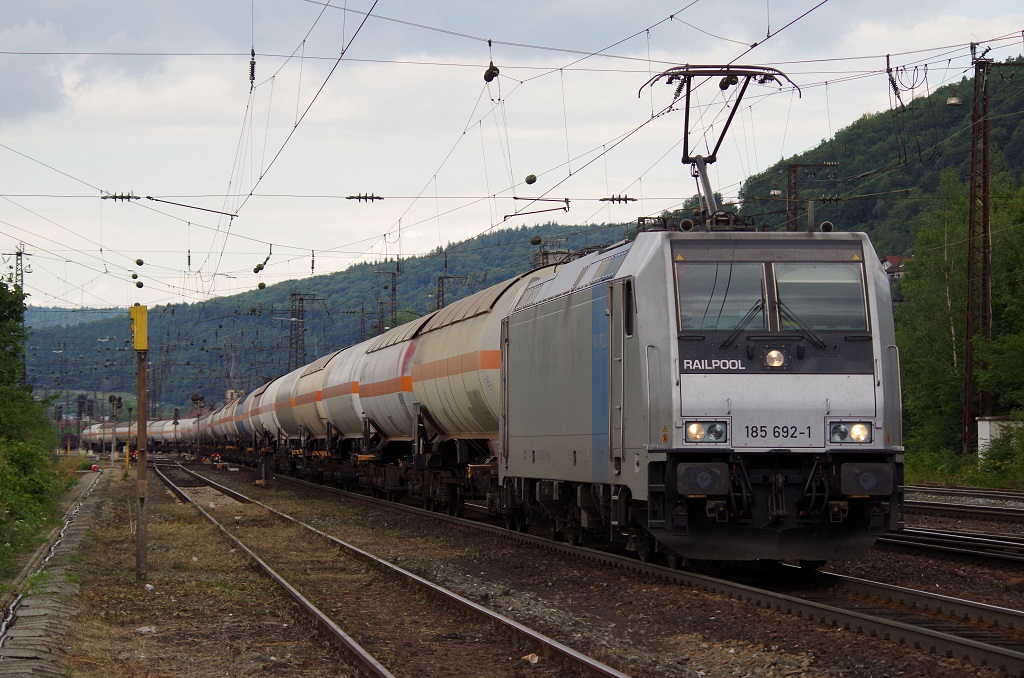 185 692 Railpool mit Gaskesselwagenzug am 13.08.2013 in Gemnden am Main gen Wrzburg. 